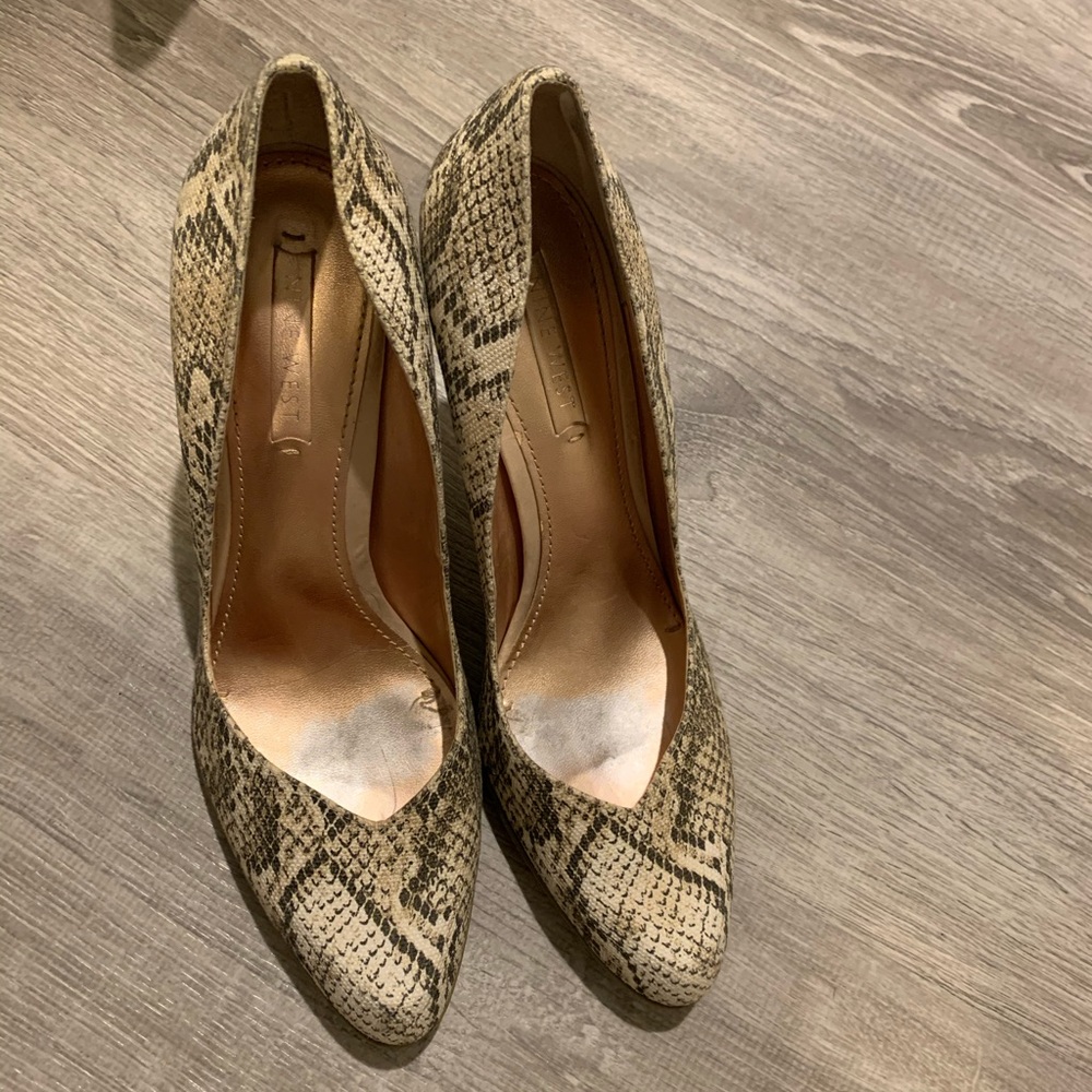 Nine west snakeskin Gold heels